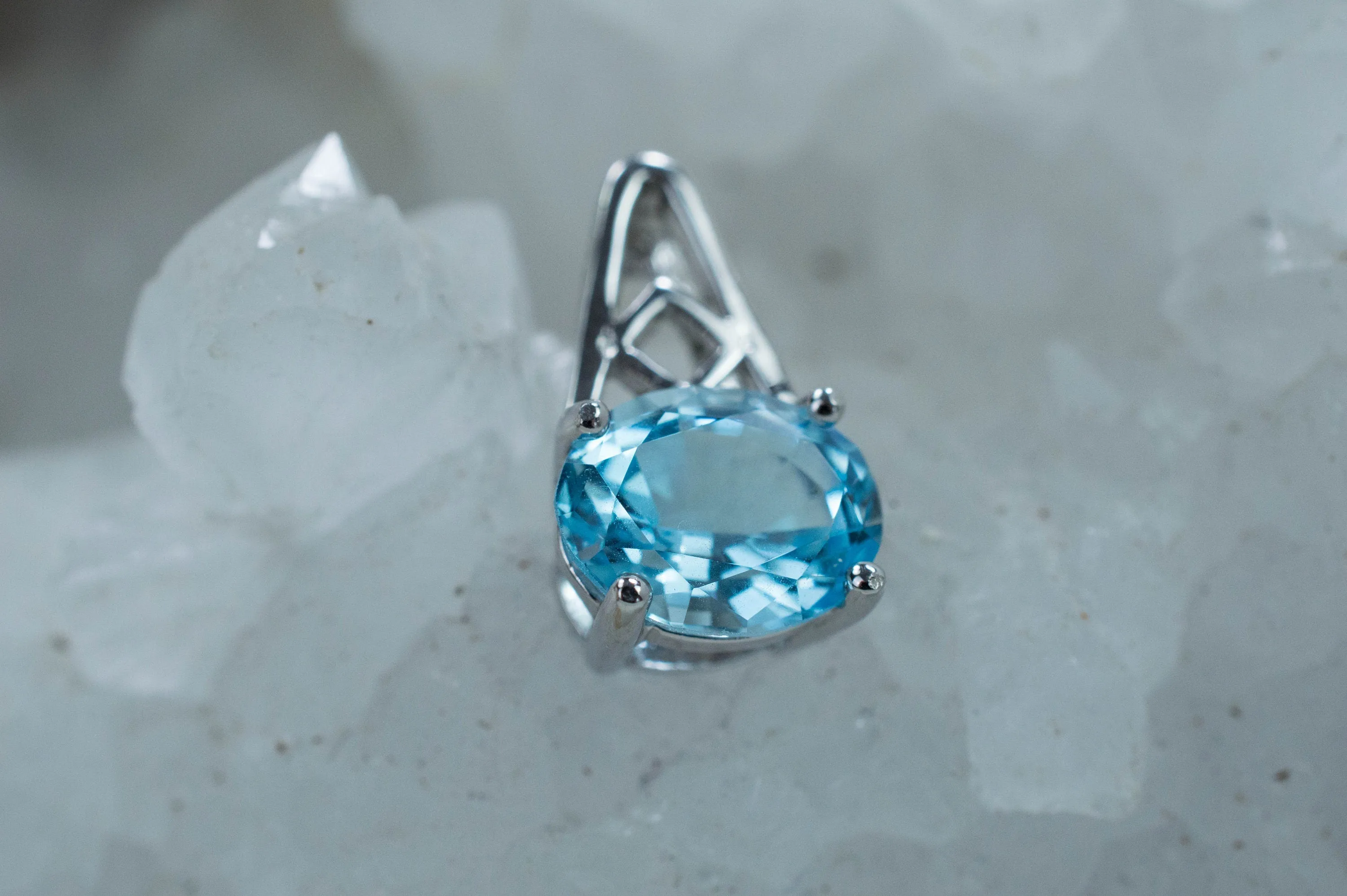 Blue Topaz Pendant; Genuine Brazilian Topaz; 2.890cts